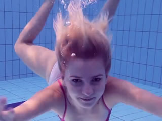 金髮女郎脫下泳裝在水下游泳