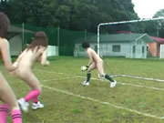 性感女足球隊員裸體訓練
