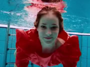 歐美紅髮洋妞喜歡在游泳池裡游泳